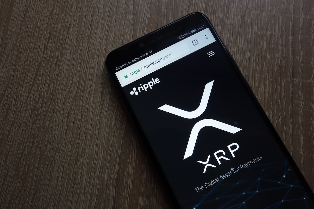 Tafelblad met daarop een smartphone met op het scherm het logo van XRP