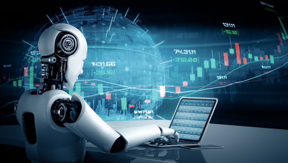 Robot kijkt naar laptop scherm