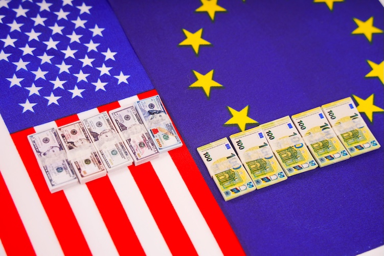 Amerikaanse en EU vlag met dollars en dollar en eurobankbiljetten