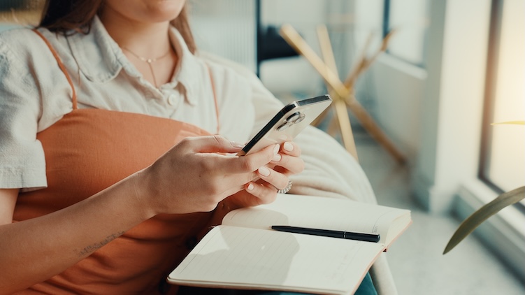 Vrouw die op haar smartphone kijkt