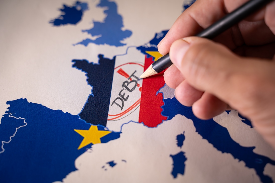 Kaart van EU, met daarop Frankrijk uitgelicht waarop geschreven staat DEBT (Engels voor schuld)