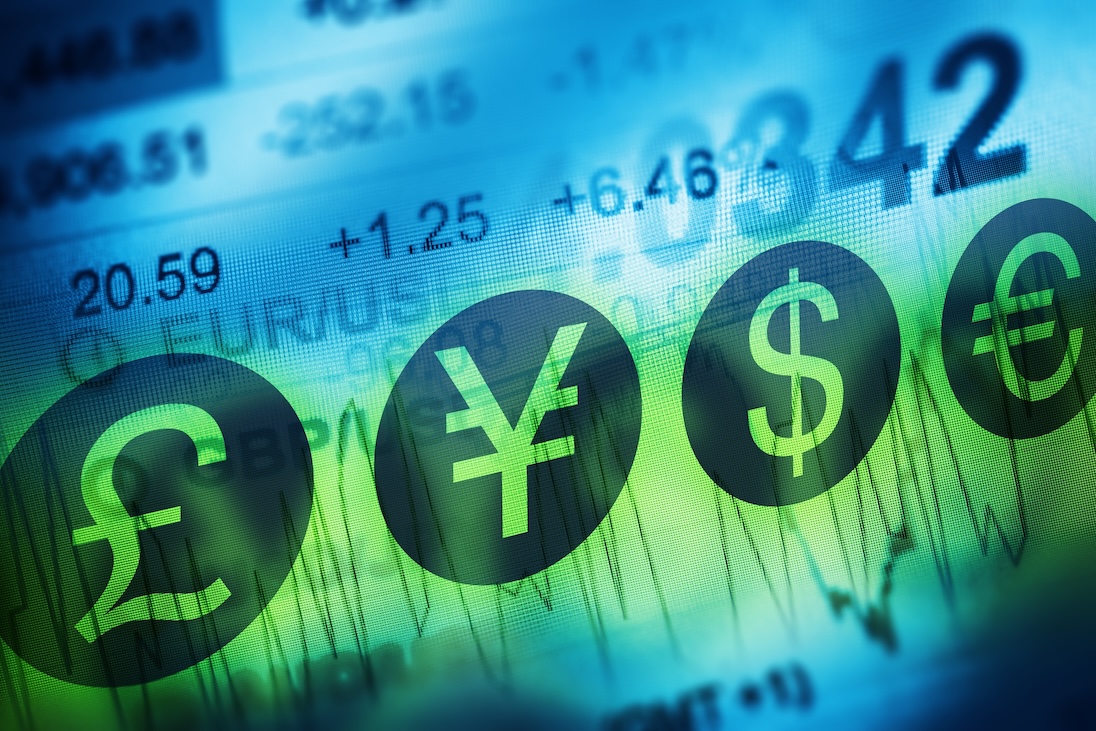 Computerscherm met koersgrafiek met daarvoor logos's van Pond, Dollar, Euro en Yen