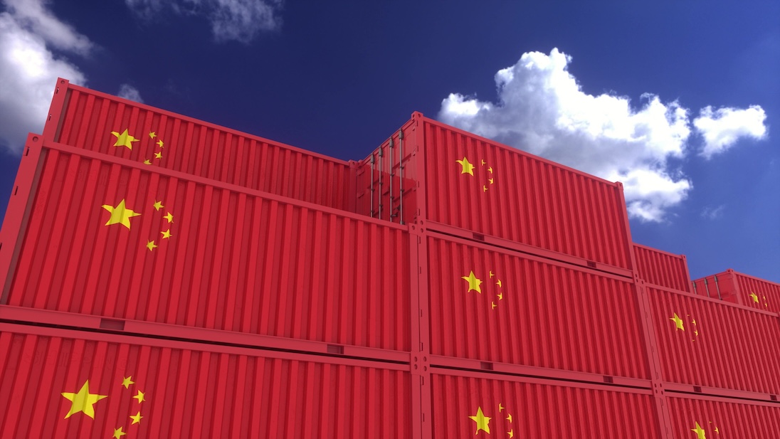 Opgestapelende containers met op iedere container de vlag van China