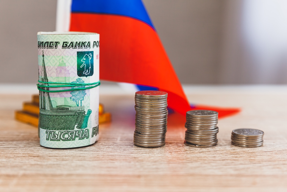 Tafeltje met daarop russisch vlaggetjes en roebels in bankbiljetten en munten