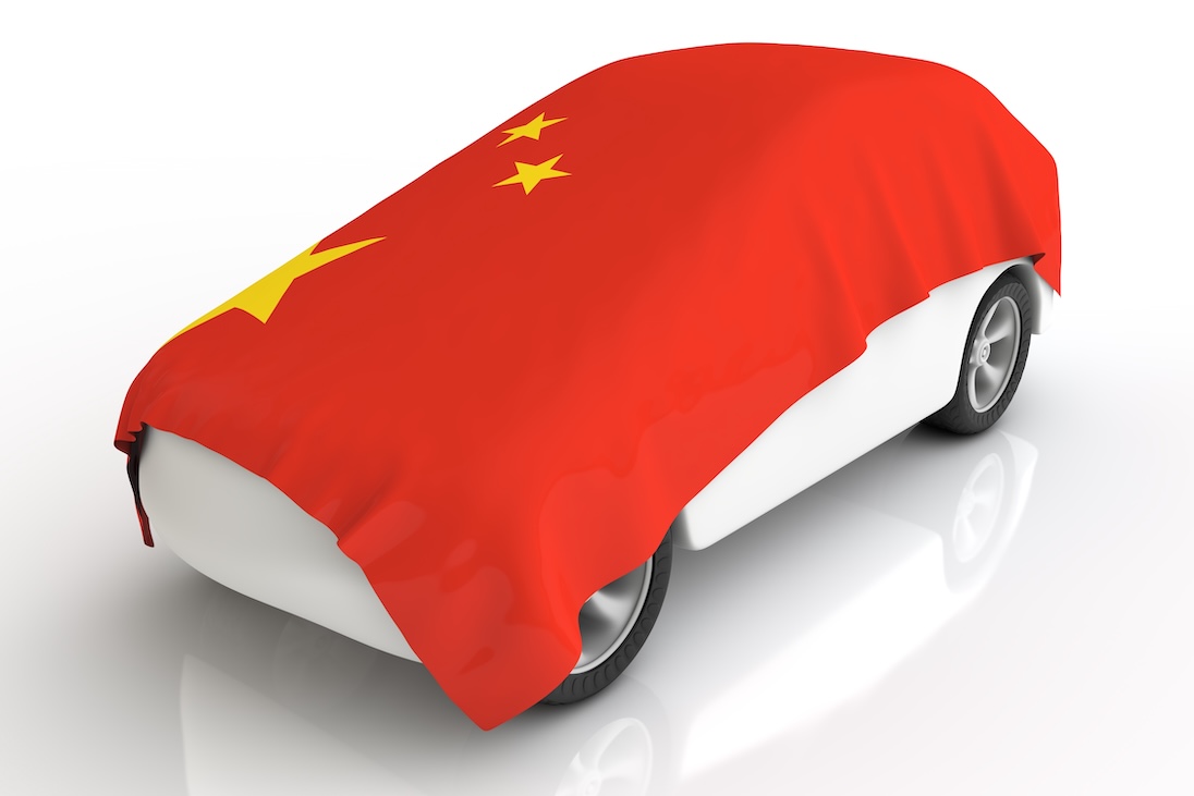 Nieuwe chinese auto met vlag van China eroverheen