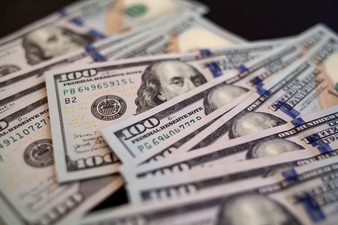 ongeveer 12 biljetten van 100 dollar