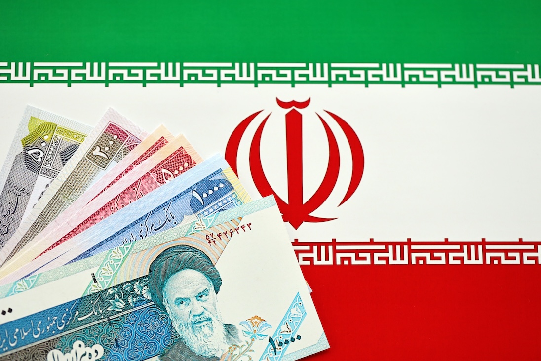 Vlag van Iran met daarvor Iraanse bankbiljetten