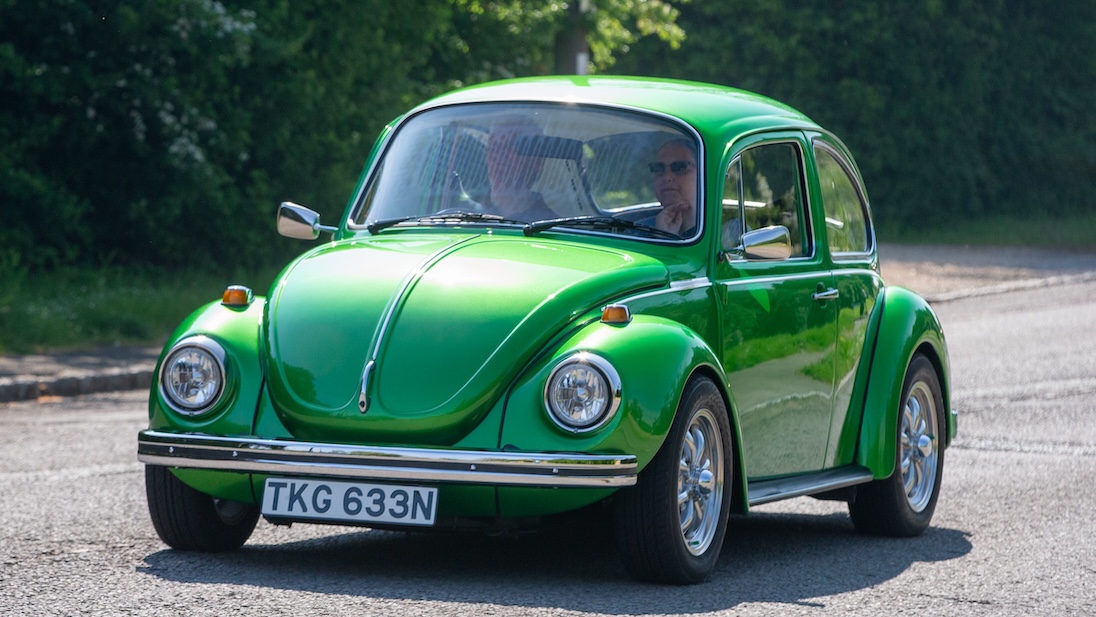 Klassieke groene Volkswagen kever 