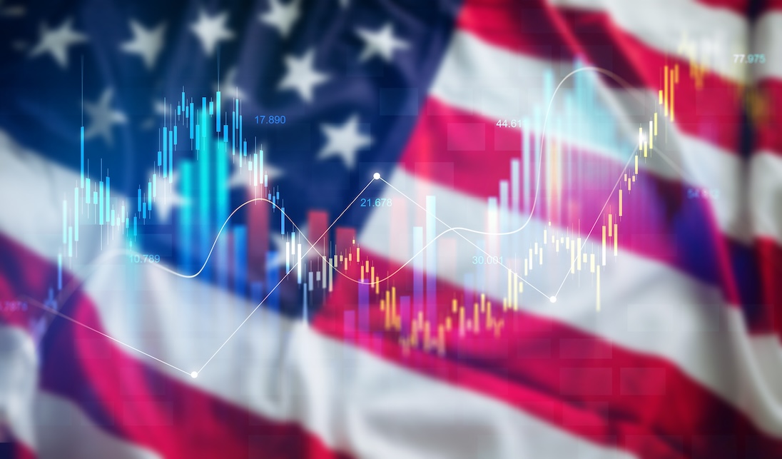 USA vlag met daarvoor een stijgende grafieklijn