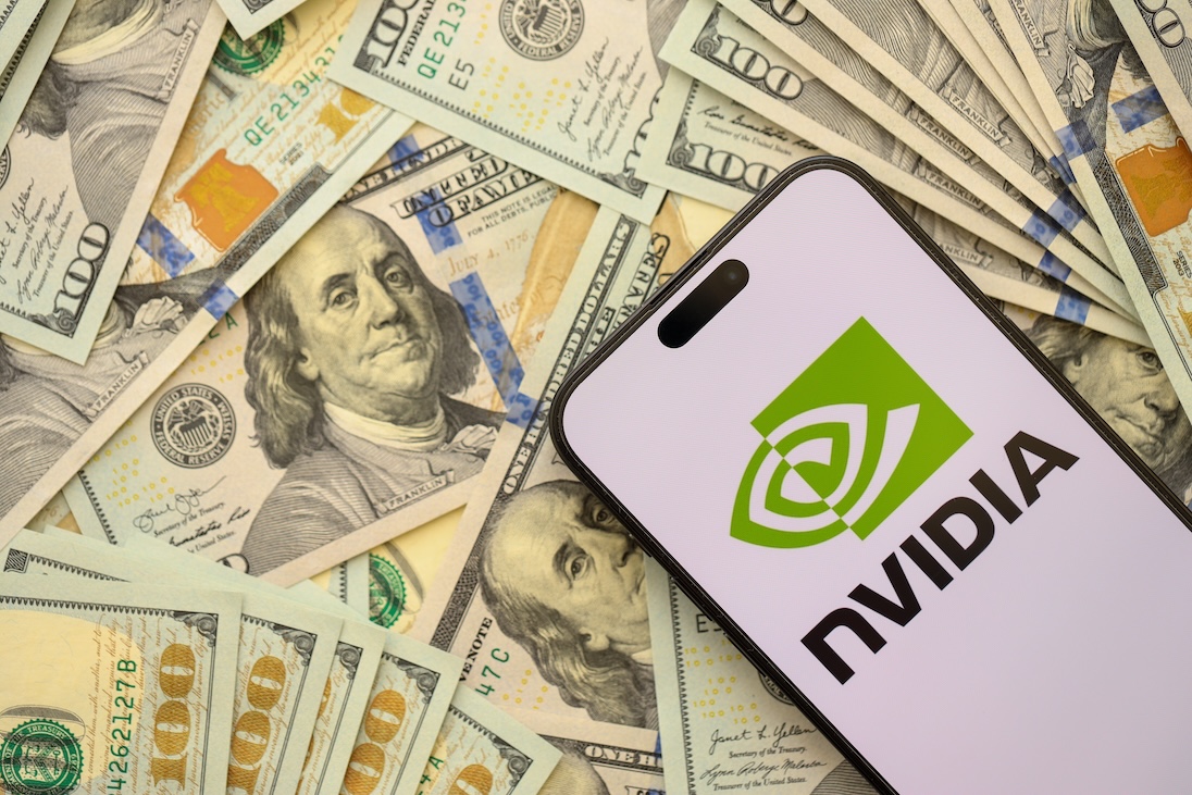 scherm smartphone met daarop NVIDIA logo. op achtergrond veel dollarbiljetten