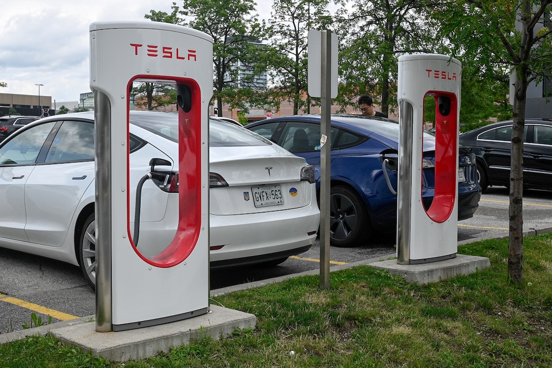 Tesla auto's bij Tesla oplaadpalen