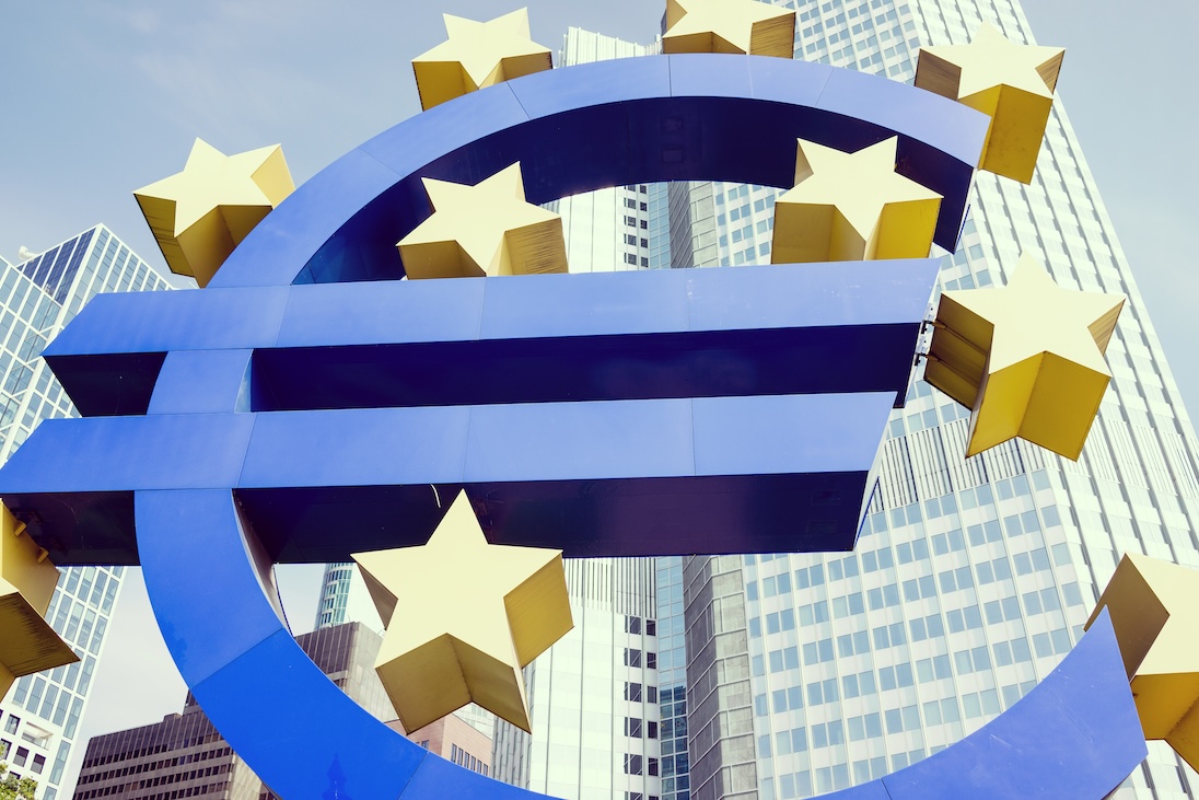 Groot EURO teken met op de achtergrond gebouw van ECB