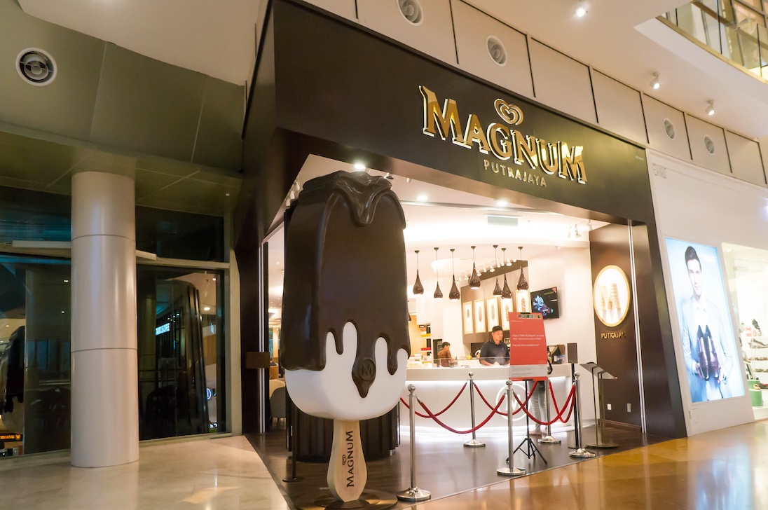 Mooie MAGNUM-ijs winkel in een winkelcentrum 