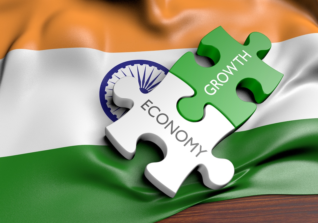 Indiase vlag met daarvoor als stukjes van legpuzzel de woorden ECONOMY en GROWTH