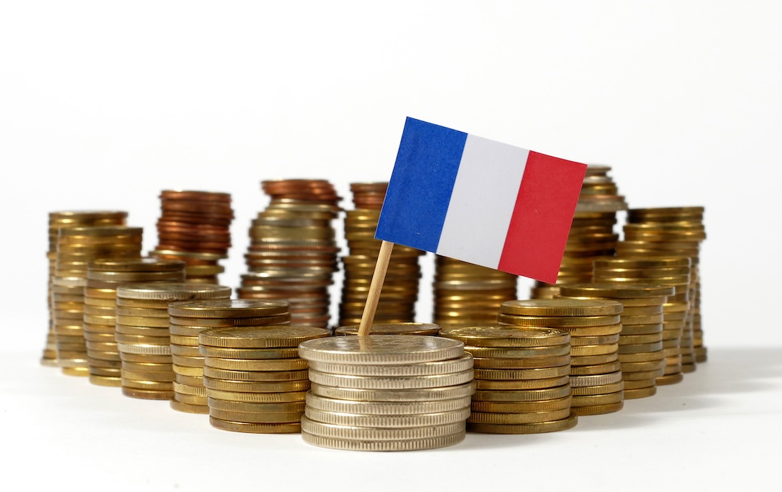 Franse vlag wappert met stapel geldmunten
