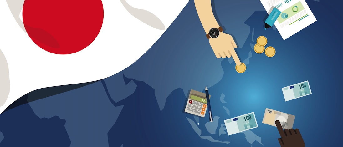 Japanse vlag, calculator en twee handen die geld aan het tellen zijn